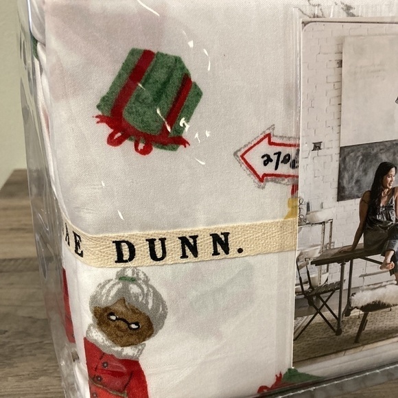 NWT Rae Dunn NORTH POLE SANTA AND MRS CLAUS TWIN CHRISTMAS SHEET SET - Picture 9 of 9